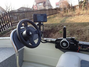 Hliníkový člun s motorem - 9