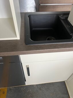 Kuchyň se všemi spotřebiči. - 9