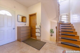 Prodej nadstandardního rodinného domu se zahradním domkem a - 9