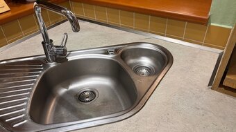 Rohová kuchyň se spotřebiči Electrolux – sleva za - 9