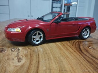 Ford Mustang GT 1999 1/18 Maisto - 9