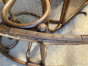 Houpací křeslo staré k resturování za 500 kč - 9