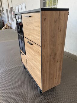 Moderní vitrína Avalon – LED podsvícení, kovové prvky - 9