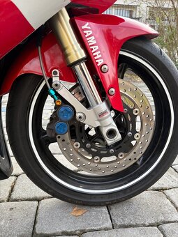 Yamaha R1 - 9