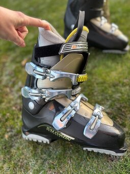 Lyže Fischer, lyžáky Salomon, hůlky, helma a brýle - 9