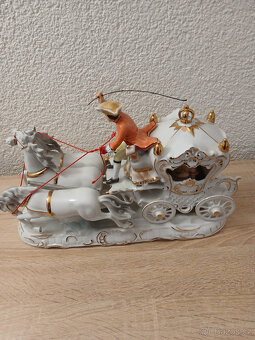Porcelánový kočár trojspřeží signovaný 36 cm. - 9