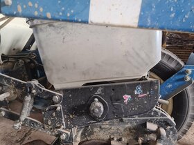 Secí stroj Kinze 3000 8 řádků - 9