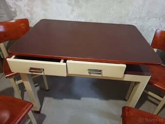 Sestava kuchyňského stolu a čtyř židlí - 9