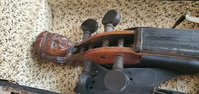 Housle atypicky zdobené. - 9