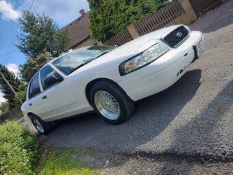 Ford Crown Victoria Police Interceptor - 9
