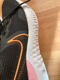 Běžecké boty dámské Nike Renew Run růžové - 9