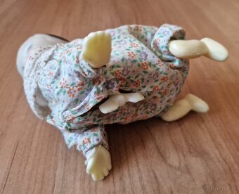 Stará tahací,cinkací,dětská hračka,lezoucí panenka na klíček - 9