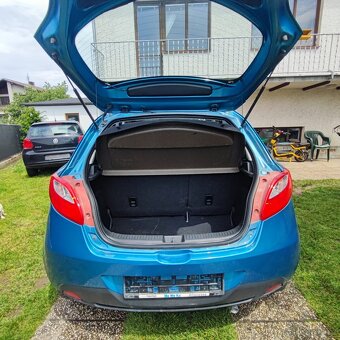Mazda 2 1.3 benzín 55kw rok 2011 - 9