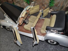 prodám model 1:18 mercedes benz 300C cabrio - 9