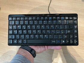 Herní stolní PC Micro ATX case + 22" LCD, klávesnice, myš - 9