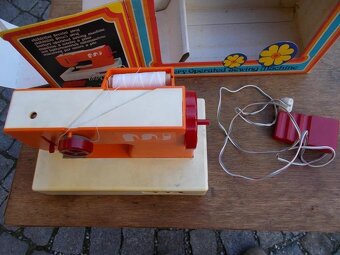 Retro hračka šicí stroj na baterie 70 léta - 9