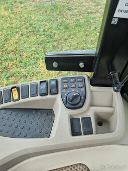 Zánovní traktor John Deere 3046R včetně čelního nakladače. - 9