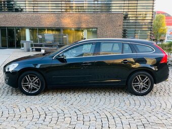 Volvo V60 2.4 D5 151KW AUTOMAT KAMERA VÝHŘEV TAŽNÉ - 9