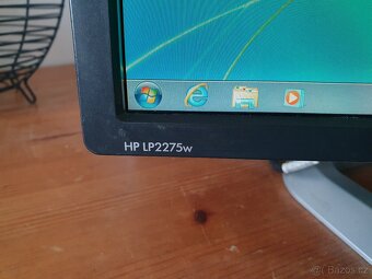 4x HP LP2275w (22palců) DVI a Display port výstup - 9