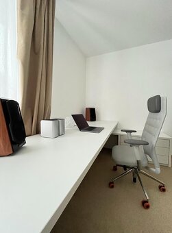 Pronájem moderního prostorného bytu 4+kk se zahradou u lesa - 9
