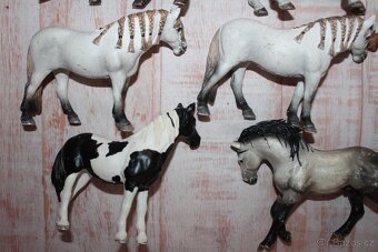 Figurky koní Schleich V - 9