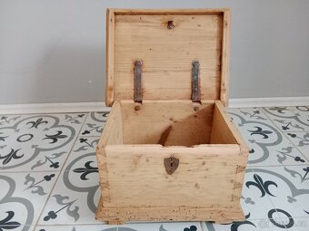 Stará, malá truhllička, truhla po renovaci - 9