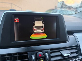 BMW 218i Automat Málo najeto - 9