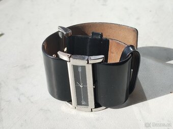 Calvin Klein manžetové hodinky
Černá kůže - 9