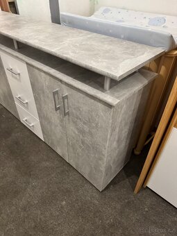 Hezká široká komoda dekor Beton/bílá - 9