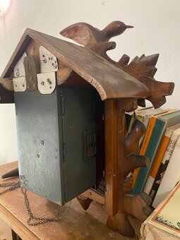 Starožitný povoz na půlky, socha, starožitné hodiny - 9