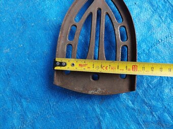 Litinový stojánek pod žehličku II. - 9