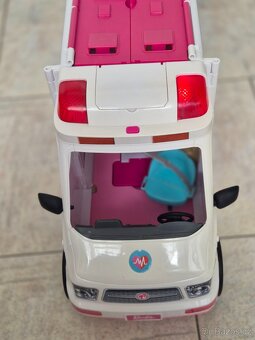 Nabízím Barbie letadlo a sanitku - 9