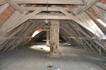 Staré trámy a rozebrání starých střech a objektů - 9