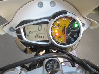 Triumph Street Triple 675 - 9