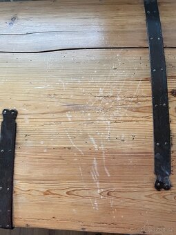 Dřevěná truhla s kováním české výroby - 9