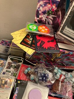 Velká spousta Pokemon karet, boxů, žetonů, krabiček - 9
