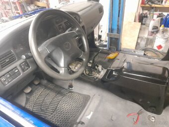 Mazda B2500 4x4 - 9