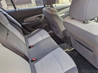 Chevrolet Cruze 1.6 benzin - nové ČR - 3 maj. - 9