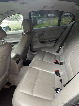 BMW E90 320i manuál - 9
