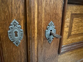 Starožitná šatní skříň - 9