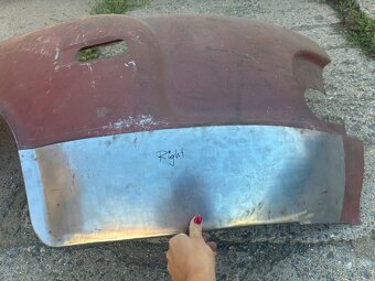 Spodní část mezi předním blatníkem a maskou Tatra 603 - 9