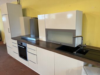Moderní kuchyň se všemi spotřebiči - 9
