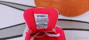 DÍVČÍ SÁLOVÉ BOTASKY - ASICS - vel. 30,5 - 9