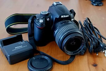 NIKON D5000 - baterie, nabíječka, popruh a objektiv - 9