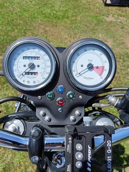 Triumph Thruxton 900 - 9