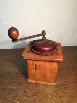 Neobvyklý mlýnek na kávu s bakelitovou násypkou a šuplíkem - 9