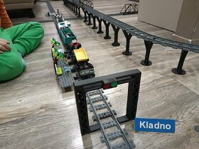 Unikátní železniční průjezd, kompatibilní s LEGO kolejemi.
 - 9