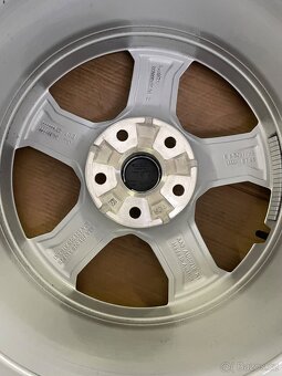 Original zimni alu Audi Q3 5x112 + 215/65/17 95% - 9
