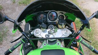 Kawasaki ZX7R - 9