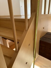 Interérové dřevěné schodiště se zábradlím na galerii - 9